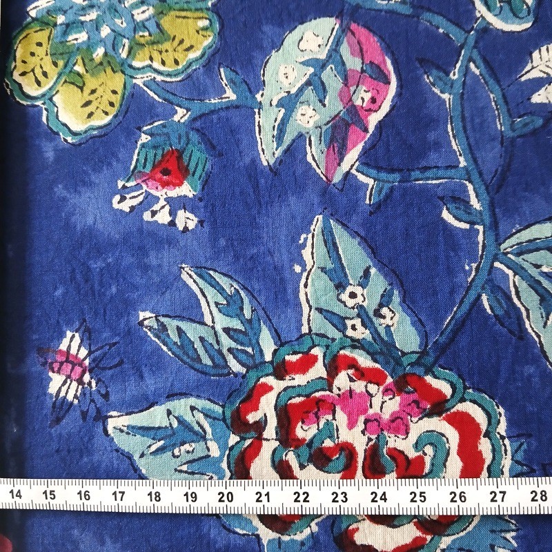 Indienne à fleurs rouges, vertes et bleues sur fond bleu nuit, vendue à la coupe par Maison Pouic Indienne à fleurs rouges, vertes et bleues sur fond bleu nuit, vendue à la coupe par Maison Pouic
