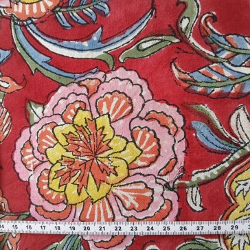 Tissu indien à fond rouge et fleurs roses et jaunes par Maison Pouic