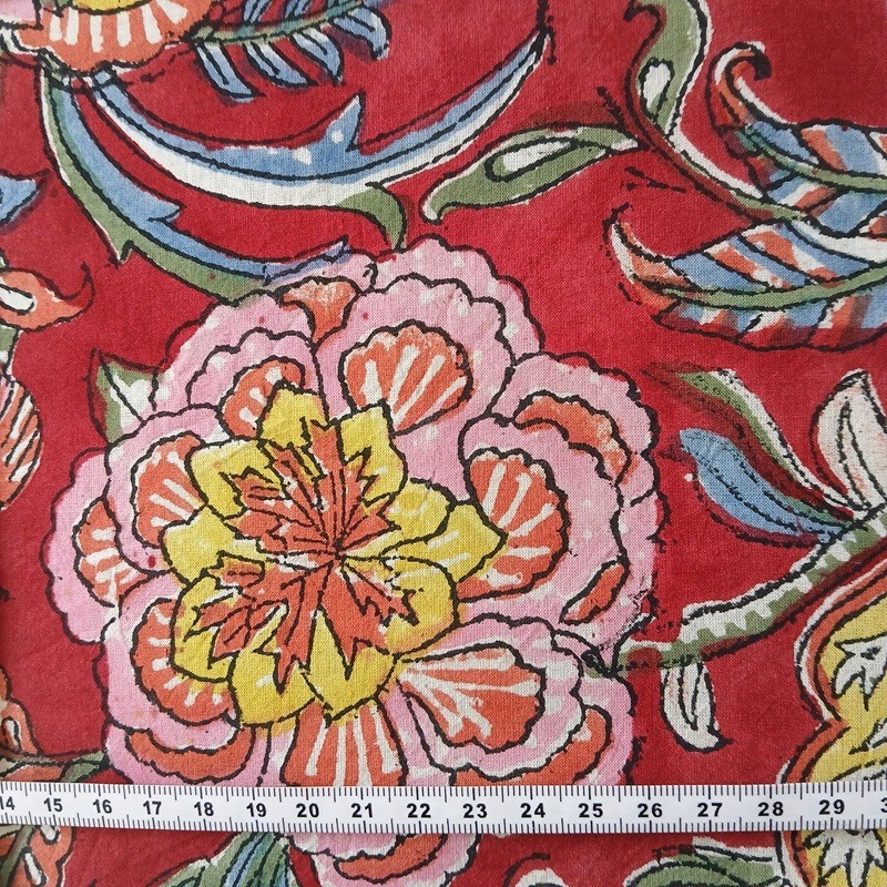 Tissu indien à fond rouge et fleurs roses et jaunes par Maison Pouic Tissu indien à fond rouge et fleurs roses et jaunes par Maison Pouic