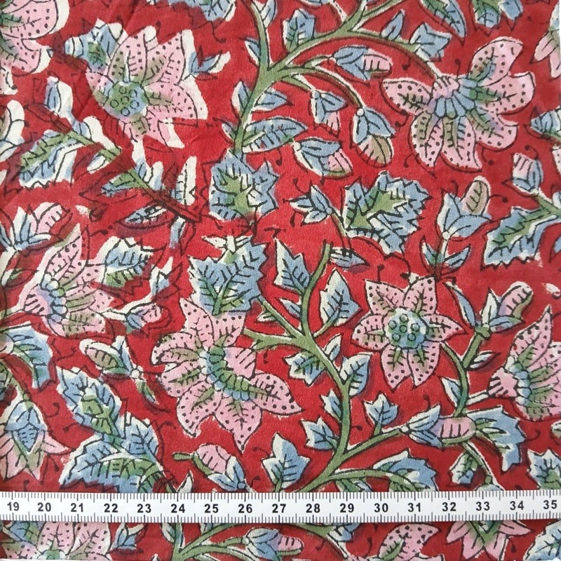 Indienne à petites fleurs roses, feuilles bleues et tiges vertes par Maison Pouic Indienne à petites fleurs roses, feuilles bleues et tiges vertes par Maison Pouic