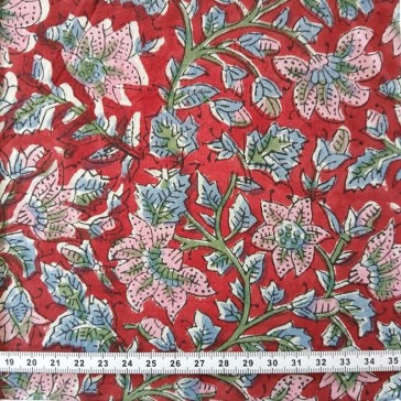 Indienne à petites fleurs roses, feuilles bleues et tiges vertes par Maison Pouic