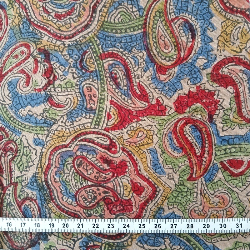 Tissu indien à motif cachemire bleu et rouge vendu à la coupe par Maison Pouic Tissu indien à motif cachemire bleu et rouge vendu à la coupe par Maison Pouic