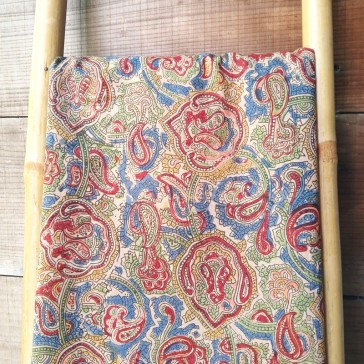 Indienne aux motifs cachemire rouges et bleus par Maison Pouic