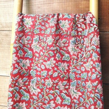 Indienne à motif de fleurs roses sur fond rouge par Maison Pouic