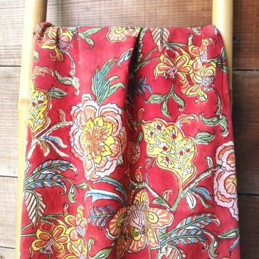 Indienne à grosses fleurs jaunes et roses sur fond rouge par Maison Pouic