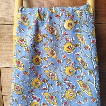 Indienne à fleurs jaunes et fond bleu par Maison Pouic