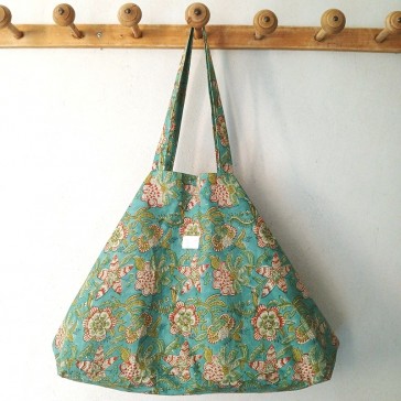 Sac en indienne à fleurs sur fond bleu et vert par Maison Pouic