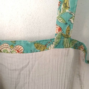 Cabas réversible en indienne à fond vert et bleu et fleurs rouille et beiges avec gaze de coton beige par Maison Pouic
