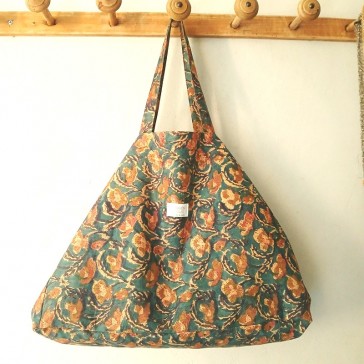 Sac cabas en indienne à fleurs marron sur fond vert foncé et gaze havane
