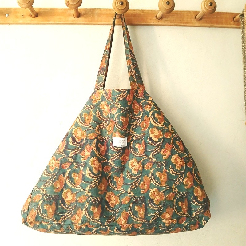 Sac cabas en indienne à fleurs marron sur fond vert foncé et gaze havane Sac cabas en indienne à fleurs marron sur fond vert foncé et gaze havane