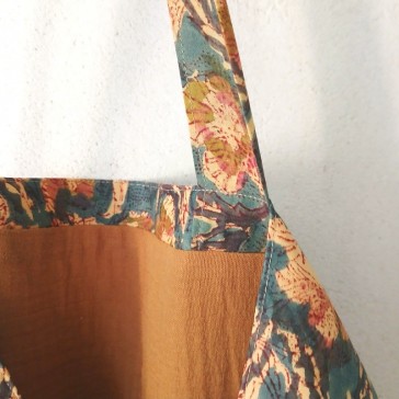 Cabas en indienne à fond vert foncé et fleurs marron avec doublure en gaze de coton havane Cabas en indienne à fond vert foncé et fleurs marron avec doublure en gaze de coton havane