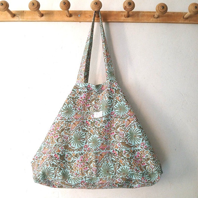 Cabas en indienne bleu ciel à motifs de palmiers et papillons roses et marron Cabas en indienne bleu ciel à motifs de palmiers et papillons roses et marron