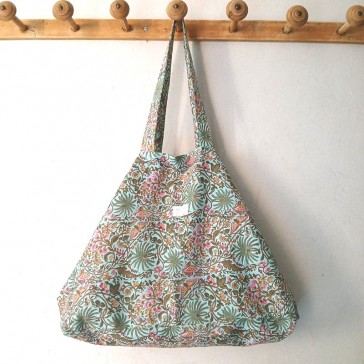 Cabas en indienne bleu ciel à motifs de palmiers et papillons roses et marron