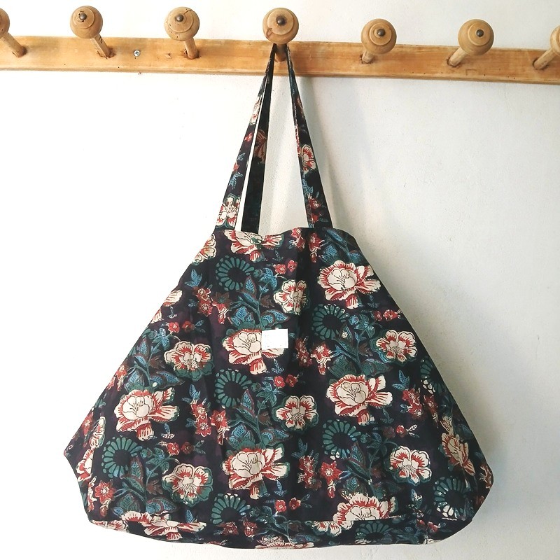 Sac cabas réversible en indienne noire et gaze verte par Maison Pouic Sac cabas réversible en indienne noire et gaze verte par Maison Pouic