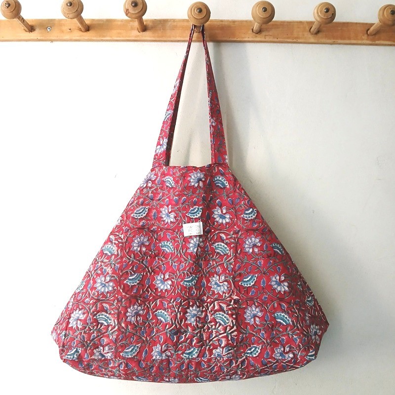 Cabas en indienne rouge à fleurs bleues par Maison Pouic Cabas en indienne rouge à fleurs bleues par Maison Pouic