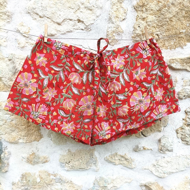Mini short en indienne à fond orange et fleurs roses et jaunes Mini short en indienne à fond orange et fleurs roses et jaunes