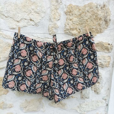 Mini short en indienne à fond noir et fleurs bleues, beiges et rouges par Maison Pouic