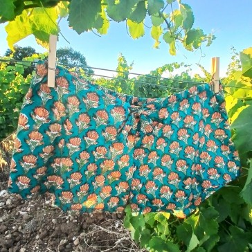 Short en coton indien à petites fleurs orange sur fond bleu canard