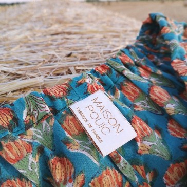 Short en coton léger à petites fleurs orange sur fond bleu canard par Maison pouic