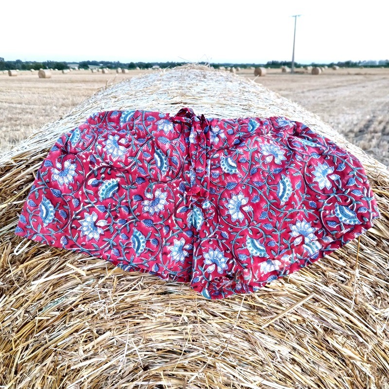 Short en voile de coton fleurs bleues fond rouge par Maison Pouic Short en voile de coton fleurs bleues fond rouge par Maison Pouic