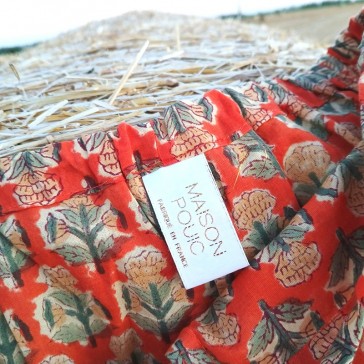 Short en coton indien à fond orange et petites fleurs vertes et jaunes par Maison Pouic