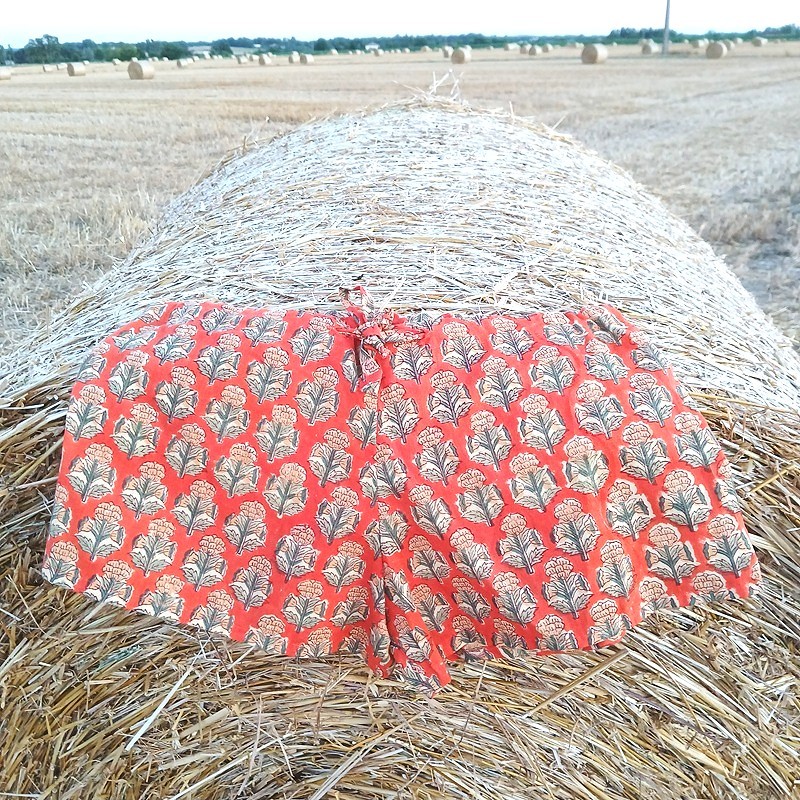 Mini short en indienne à petites fleurs vertes et jaunes sur fond orange par Maison Pouic Mini short en indienne à petites fleurs vertes et jaunes sur fond orange par Maison Pouic