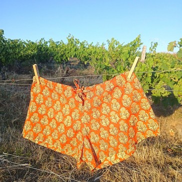 Short en coton léger à fond orange et petites fleurs jaunes et vertes