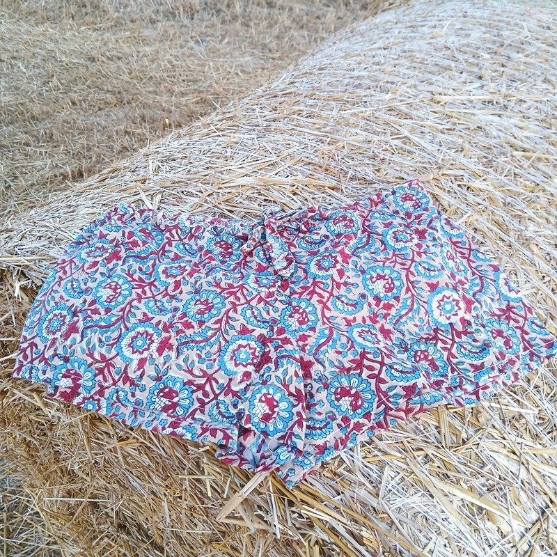 Short en indienne bleue et rouge par Maison Pouic Short en indienne bleue et rouge par Maison Pouic