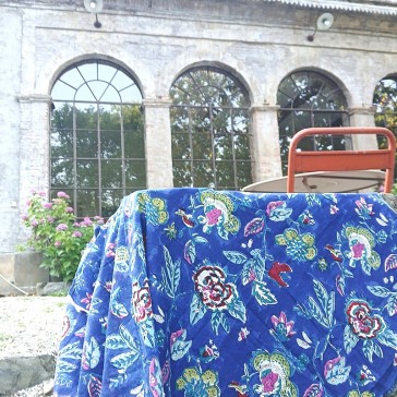 voile de coton indien fond bleu fleurs rouges et vertes