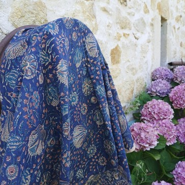 coton indien bleu marine à feuillage et fleurs jaune pâle et rosé