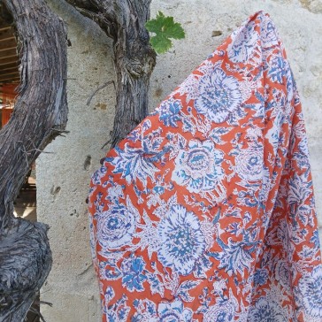 Voile de coton indien à fleurs bleues et blanches sur fond orange