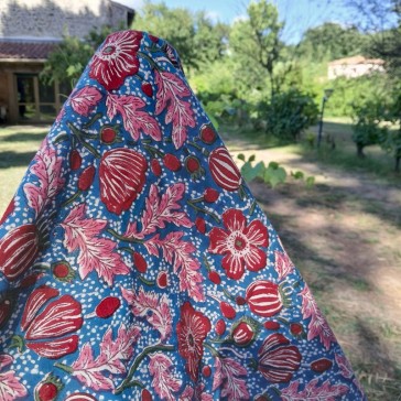 Coton indien à fleurs rouges et roses fond bleu