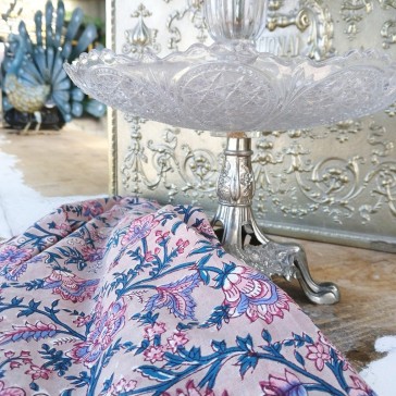 Coton indien, entrelacs de fleurs roses et bleues sur fond bois de rose