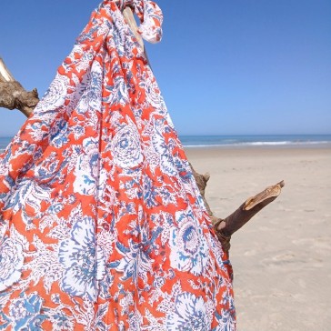 Coton indien fond orange à fleurs bleues et blanches