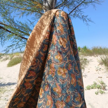 Plaid en indienne fleurie marron sur fond vert par Maison Pouic