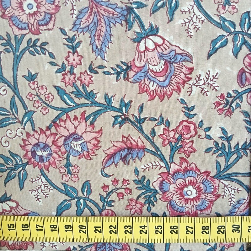 coton indien fleuri sur fond bois de rose coton indien fleuri sur fond bois de rose