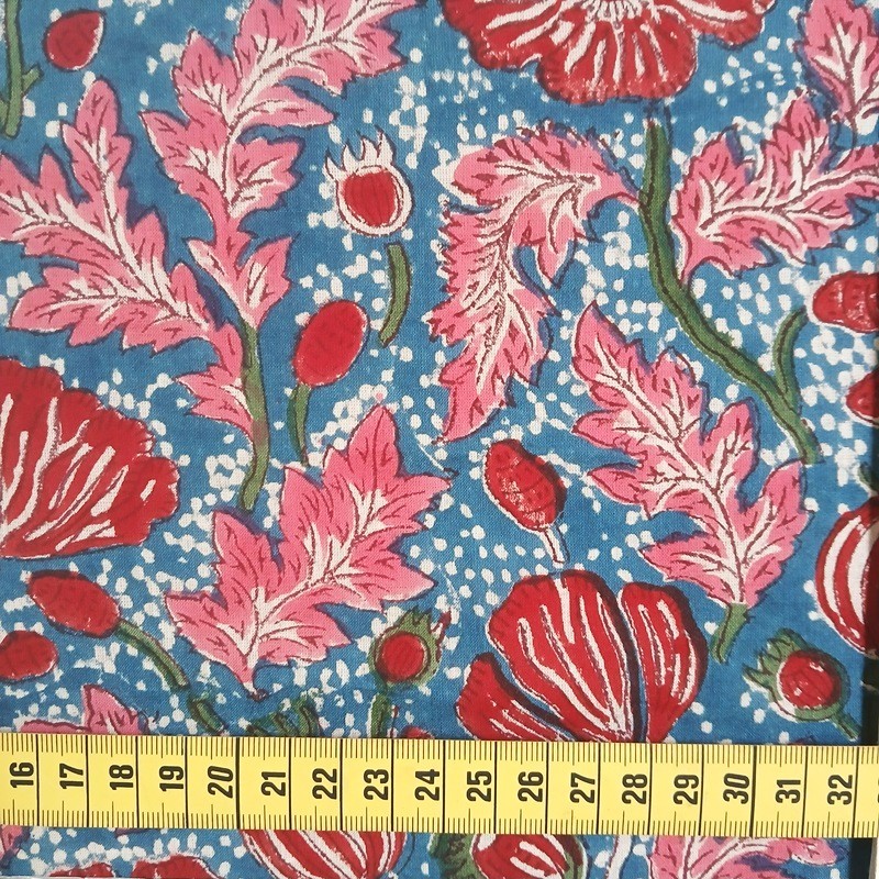 coton indien fond bleu fleurs rouges et rose coton indien fond bleu fleurs rouges et rose