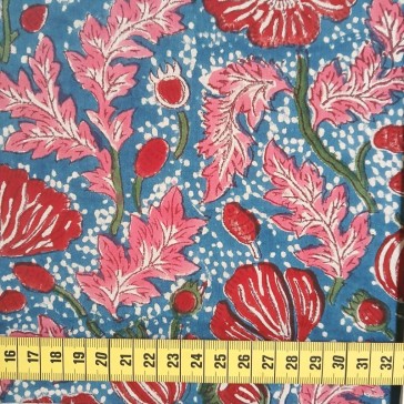 coton indien fond bleu fleurs rouges et rose