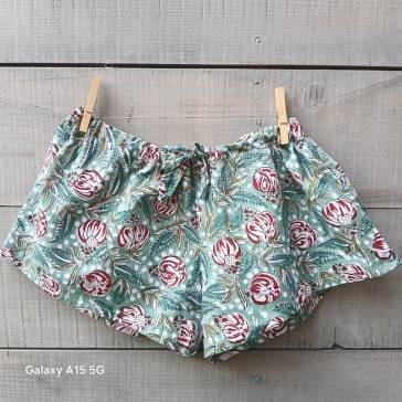 Short en indienne verte à fleurs rouges par Maison Pouic