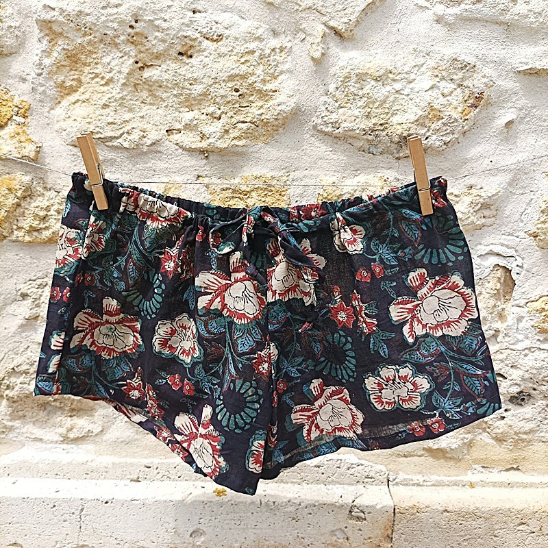 Short en tissu indien à fleurs sur fond noir par Maison Pouic