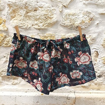 Short en tissu indien à fleurs sur fond noir par Maison Pouic