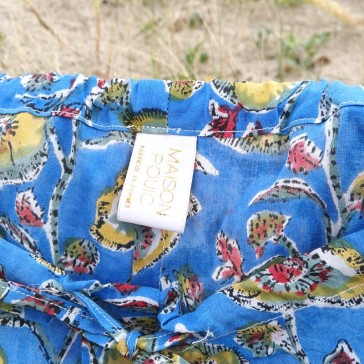 Détail du short en indienne à fleurs jaunes sur fond bleu par Maison Pouic