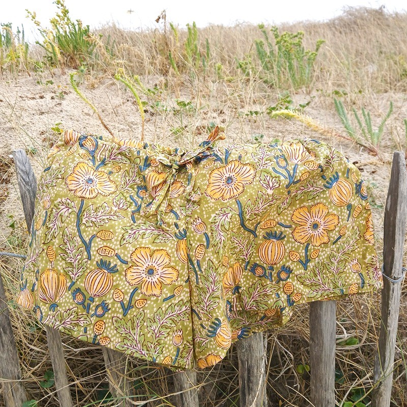 Short en indienne à fleurs jaunes sur fond vert par Maison Pouic Short en indienne à fleurs jaunes sur fond vert par Maison Pouic