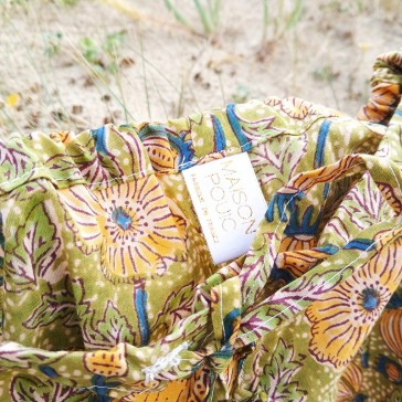 Short en coton indien à fleurs jaunes sur fond vert acide