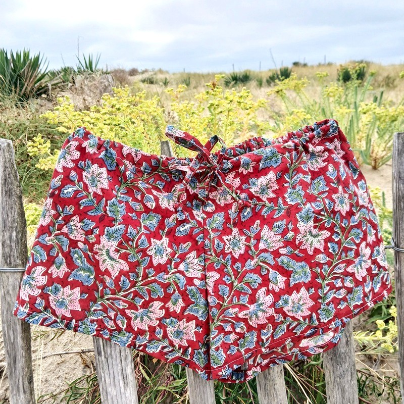 short en indienne fleurie fond rouge petites fleurs short en indienne fleurie fond rouge petites fleurs