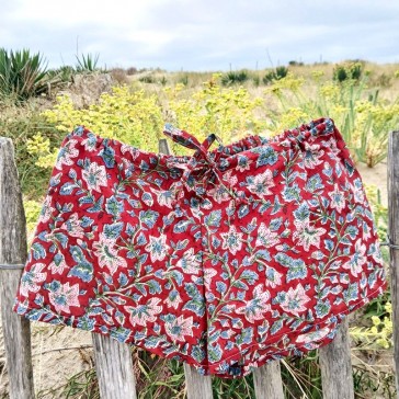 short en indienne fleurie fond rouge petites fleurs