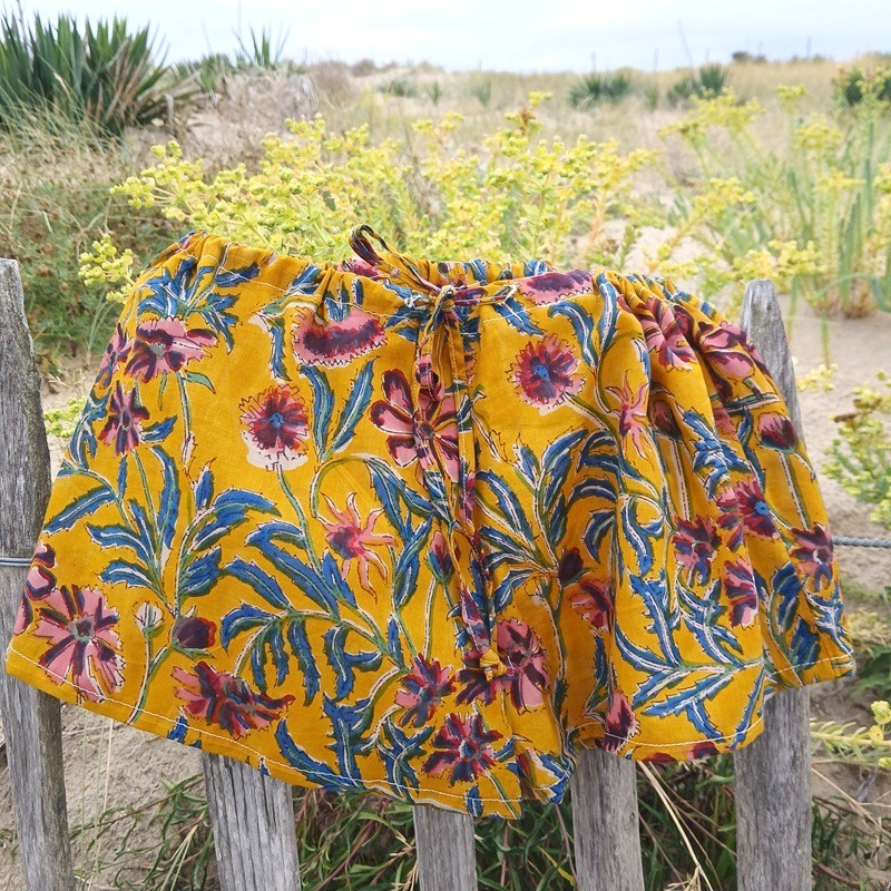 Short en coton indien à fleurs bleues et roses sur fond jaune par Maison Pouic Short en coton indien à fleurs bleues et roses sur fond jaune par Maison Pouic