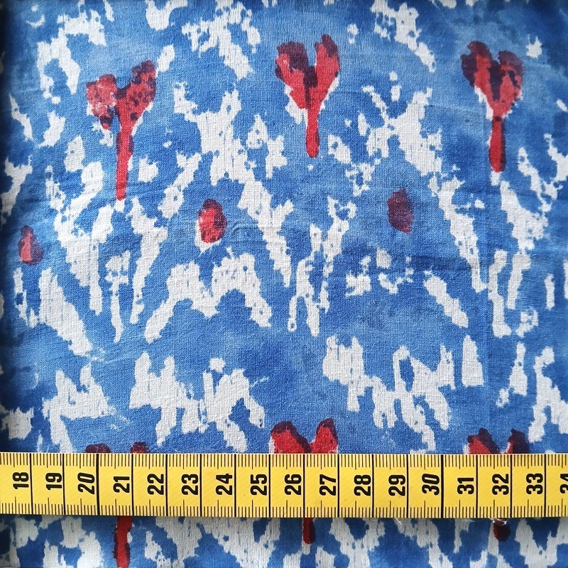 indienne façon ikat motifs bleus, blanc e t rouge.