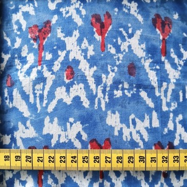 indienne façon ikat motifs bleus, blanc e t rouge.