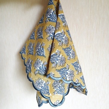 serviette petites fleurs grises sur fond moutarde par Maison Pouic